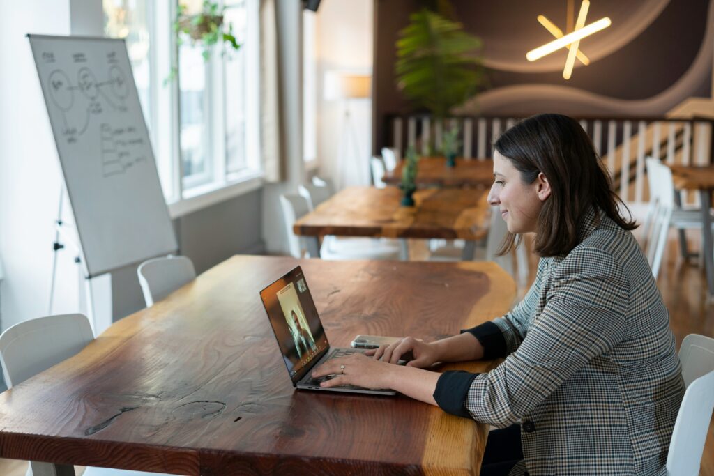 Image of a woman on a virtual meeting.